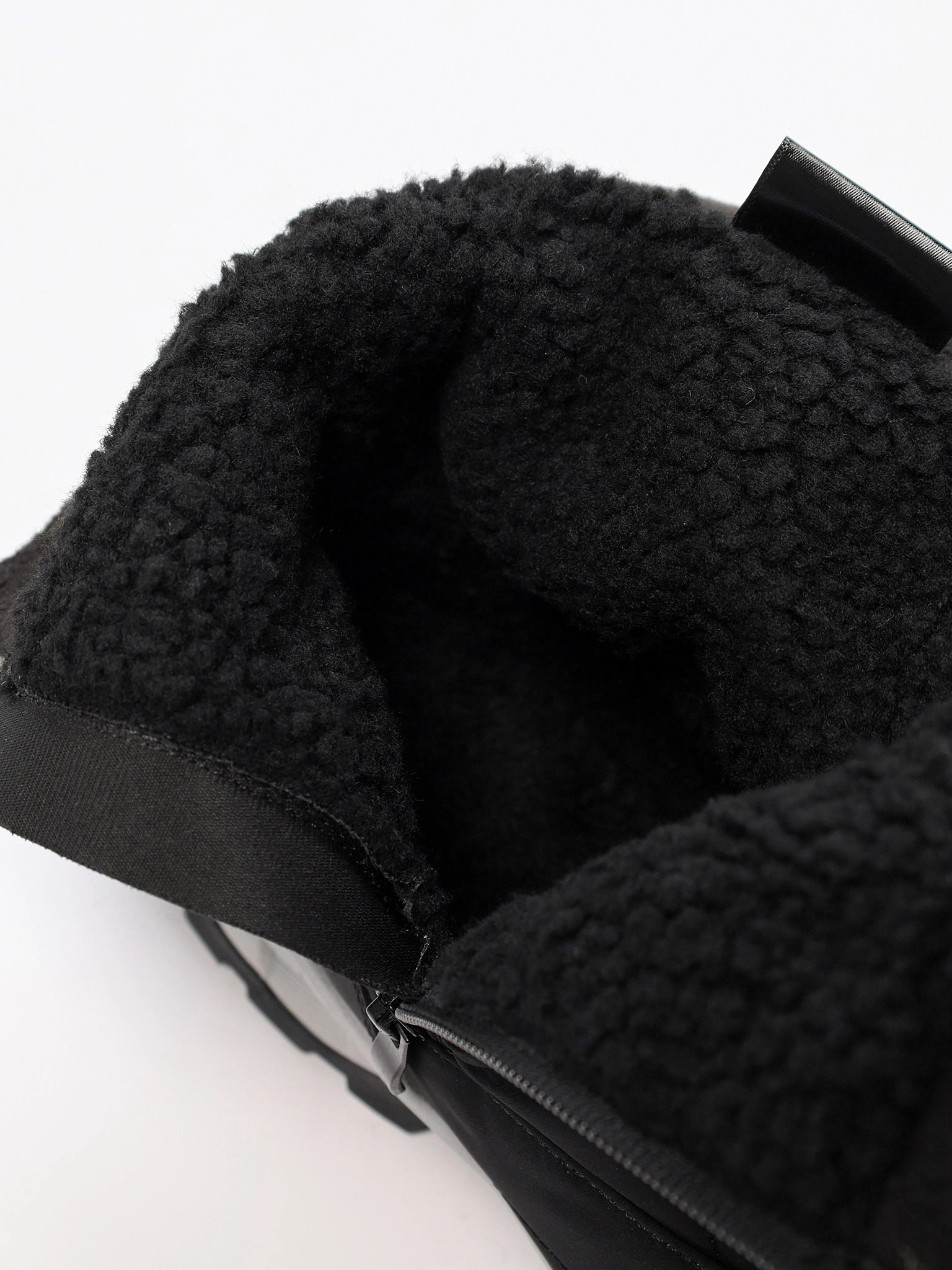 Дутики черного цвета на средней объемной подошве